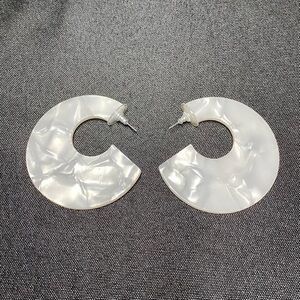 🤍BaubleBar White Acrylic Disc Earrings